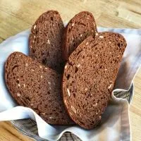 Хлеб многозерновой с кунжутом и черносливом (бездрожжевой)